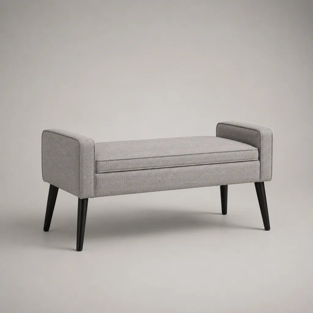 Banc rembourré rectangulaire en tissu gris clair avec accoudoirs et pieds en bois noirs, 110 x 40 x 60 cm